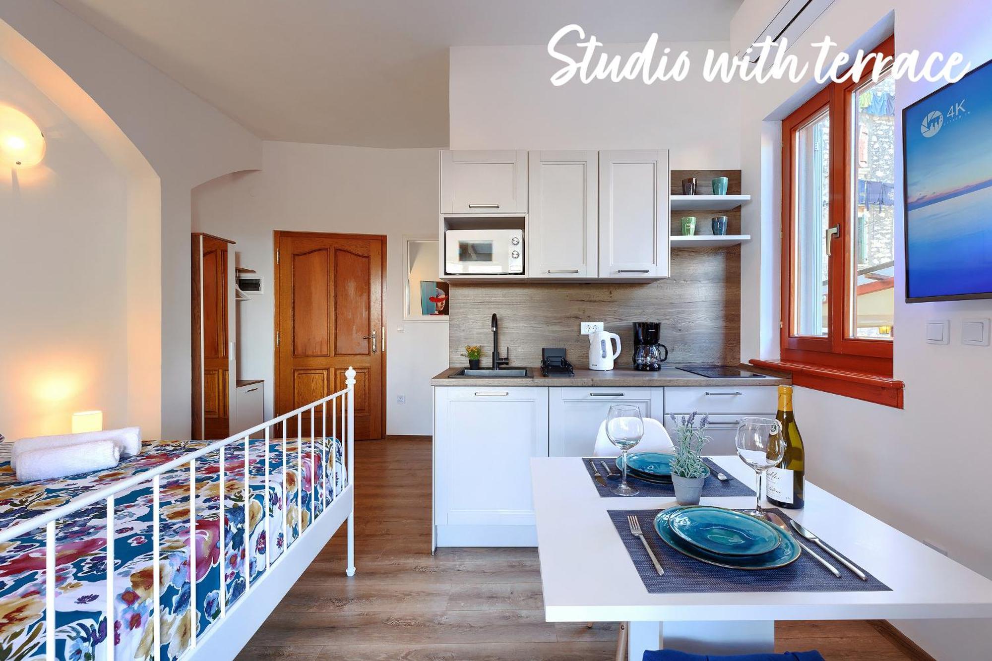 Studios Notte Sul Porto Ρόβινι Εξωτερικό φωτογραφία