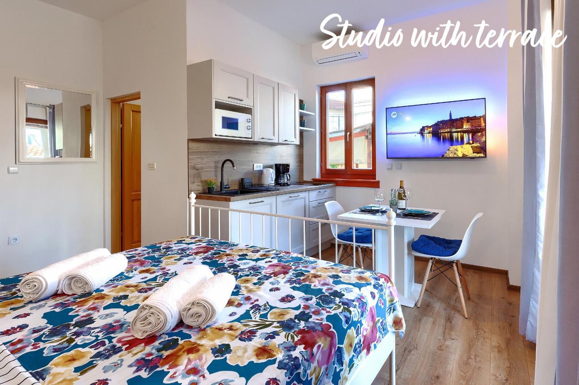 Studios Notte Sul Porto Ρόβινι Εξωτερικό φωτογραφία