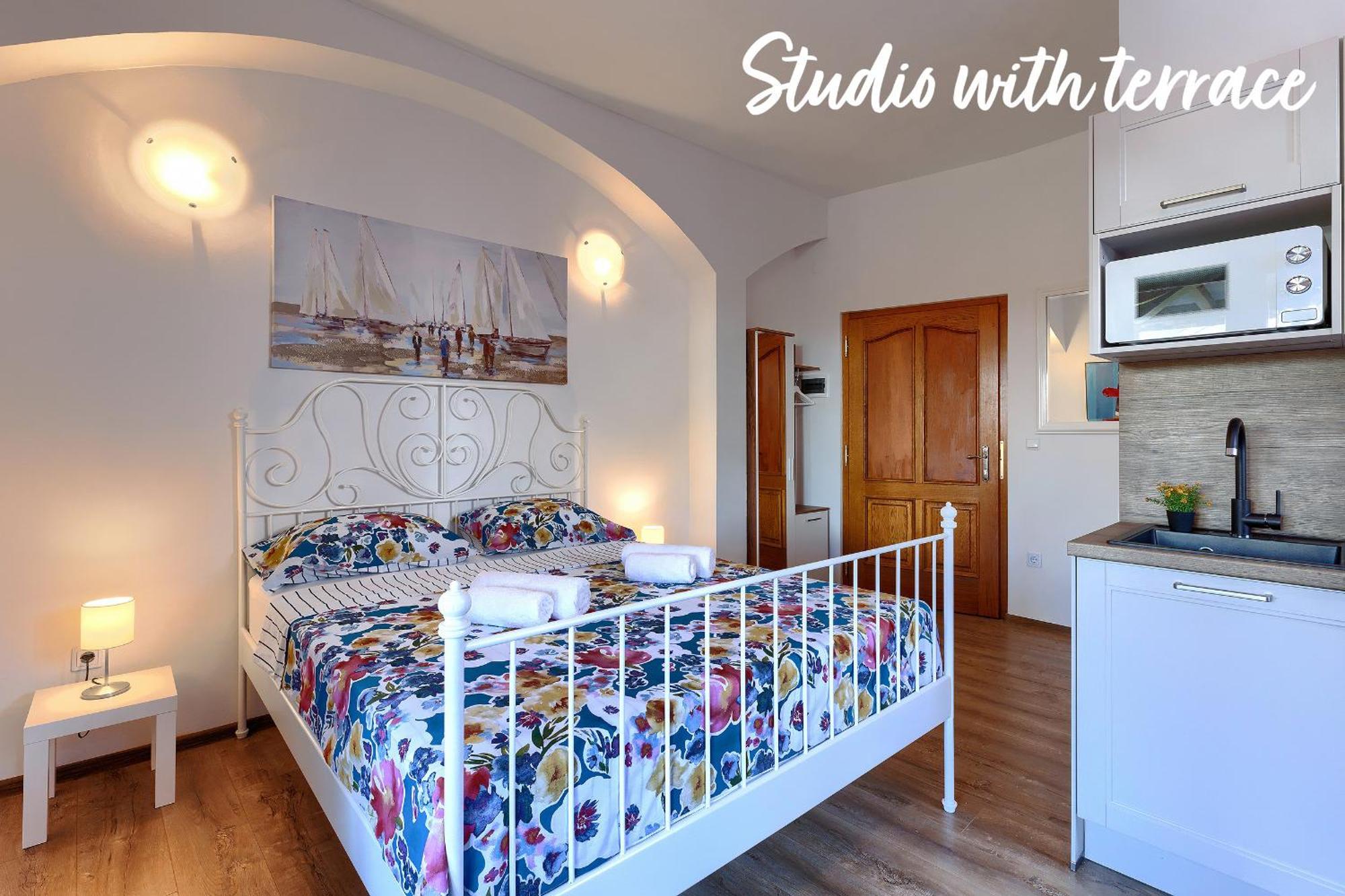Studios Notte Sul Porto Ρόβινι Εξωτερικό φωτογραφία